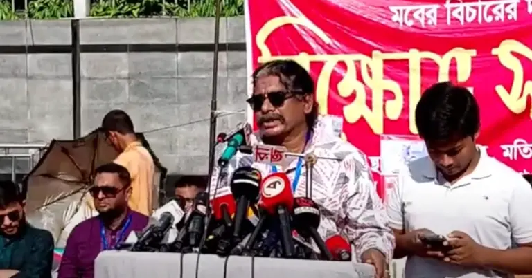 মঞ্চ ২৪ এর আত্মপ্রকাশে বক্তব্য রাখছেন কর্নেল হাসিনুর রহমান